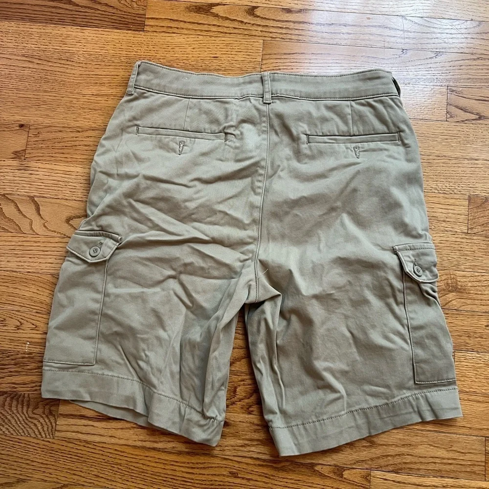 St. John's Bay Men’s Khaki Tan Cargo Shorts Relaxed Fit Size 32 Outdoors Hiking